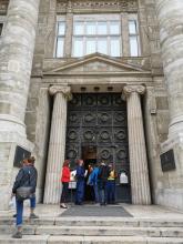 Látogatók a Kúria főbejáratánál