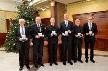 A Kúria emlékérem tiszteletpéldányát vette át: Dr. Polt Péter legfőbb ügyész, Dr. Sulyok Tamás, az Alkotmánybíróság elnöke, Dr. Varga Zs. András, a Kúria elnöke, Dr. Kandrács Csaba, a Magyar Nemzeti Bank alelnöke, Veres Gábor szobrászművész és Dr. Darák Péter, a Kúria egykori elnöke
