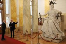 A Kúria elnöke bemutatja Justitia szobrát