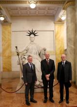 A Kúria elnöke osztrák partnereivel Justitia szobra előtt