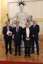 Az Európai Unió Törvényszékének delegációja Justitia szobra előtt