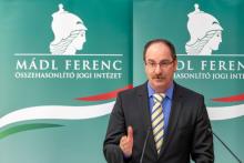 Dr. Patyi András elnökhelyettes köszöntő beszédet mond; Forrás: Réz Dániel