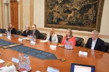 A találkozó valamennyi résztvevője tanácskozásuk közben, amint a Kúria Mailáth-termének tárgyalóasztalánál ülnek.