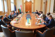 Az ukrán Legfelsőbb Bíróság delegációjának tagjai a találkozón, amint a Kúria Mailáth-termének tárgyalóasztalánál ülnek.