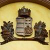 Faragott Magyarország címer tölgyfalevél díszekkel a Díszteremben